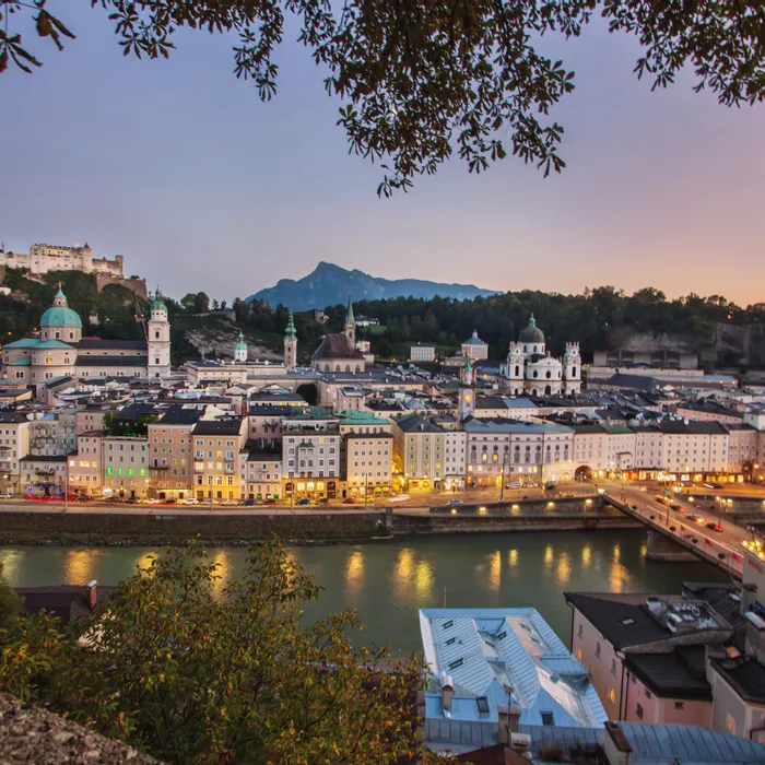 Abendblick auf die Salzburger Altstadt mit der Festung Hohensalzburg und der Salzach